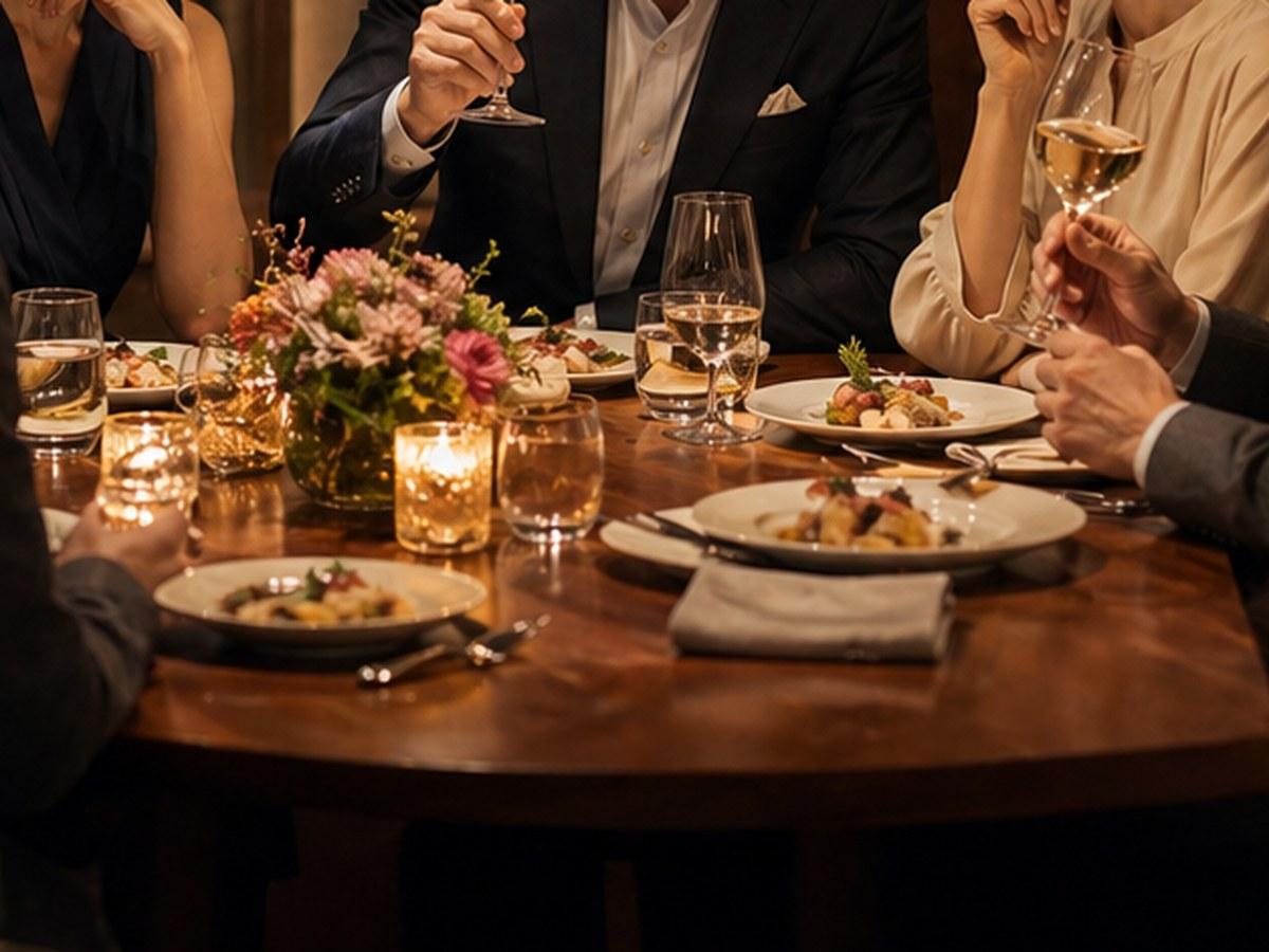 ワイングラスと料理が並ぶ大人の食事会テーブル